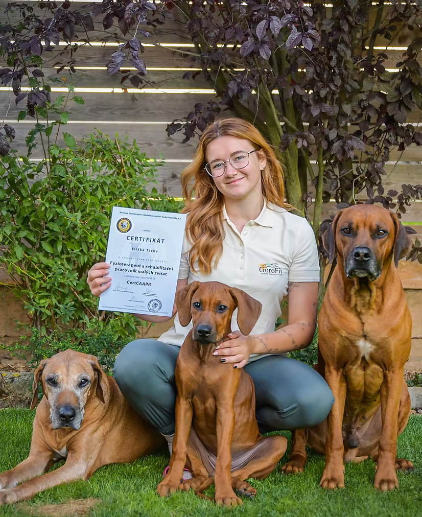Eliška Tichá se psy a certifikátem