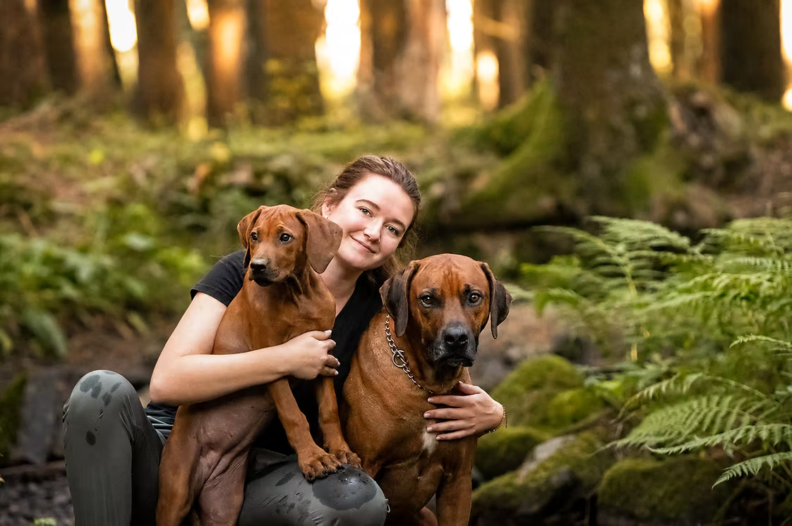 Eliška se dvěma ridgebacky